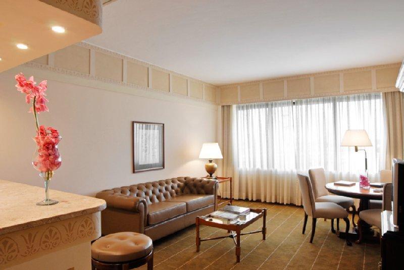 Hotel Transamerica São Paulo Phòng bức ảnh A living room in a suite at the Ritz-Carlton, Boston