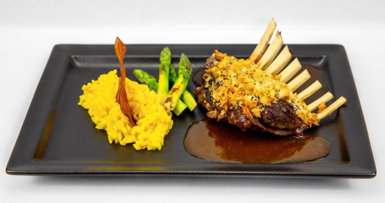 Hotel Transamerica São Paulo Ngoại thất bức ảnh Rack of lamb with a crust of herbs and a yellow risotto